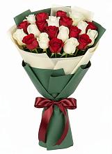 Букет Микс из красных и белых роз в Быкогорке