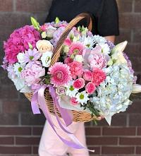 Композиция солнечный день в Быкогорке Цветочная композиция из Розы, Хризантемы, Пионы и Лизиантусы в корзине в Быкогорке