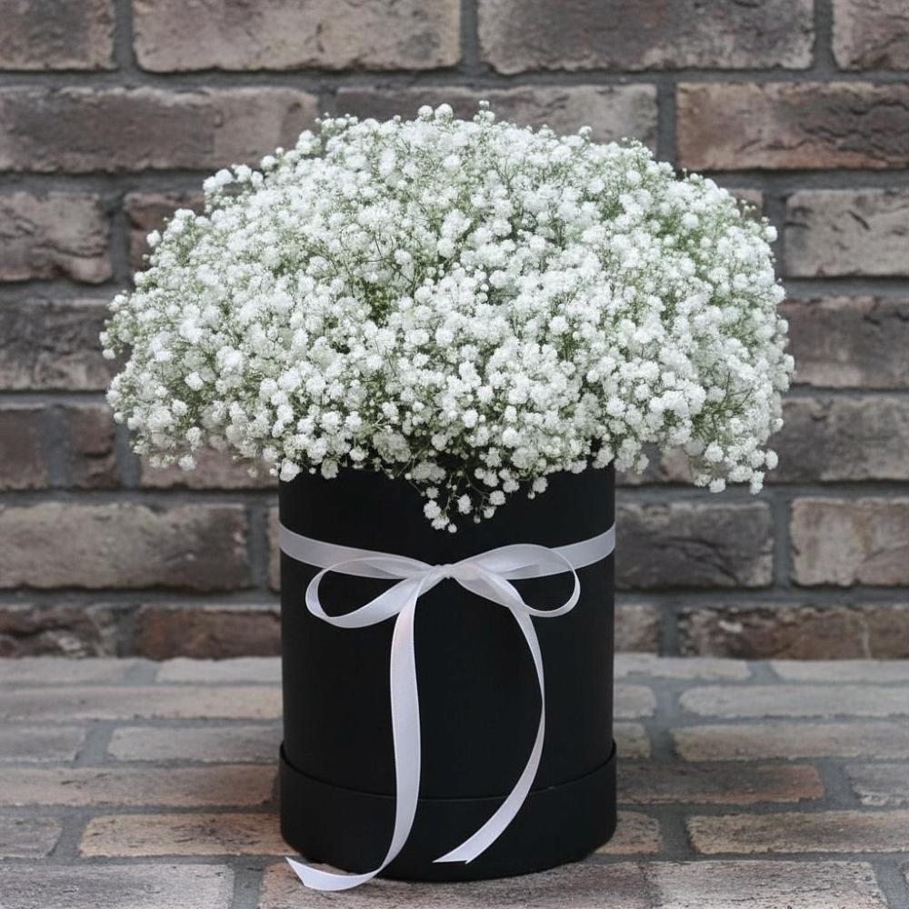 Цветочная композиция из Гипсофила в шляпной коробке в Быкогорке