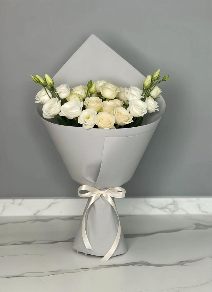 Букет цветов из: Розы и Лизиантусы в Быкогорке