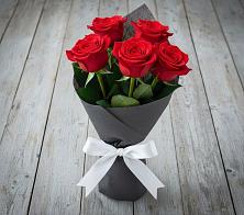 Букет 5 Красных роз Эдлесс Лав в Быкогорке