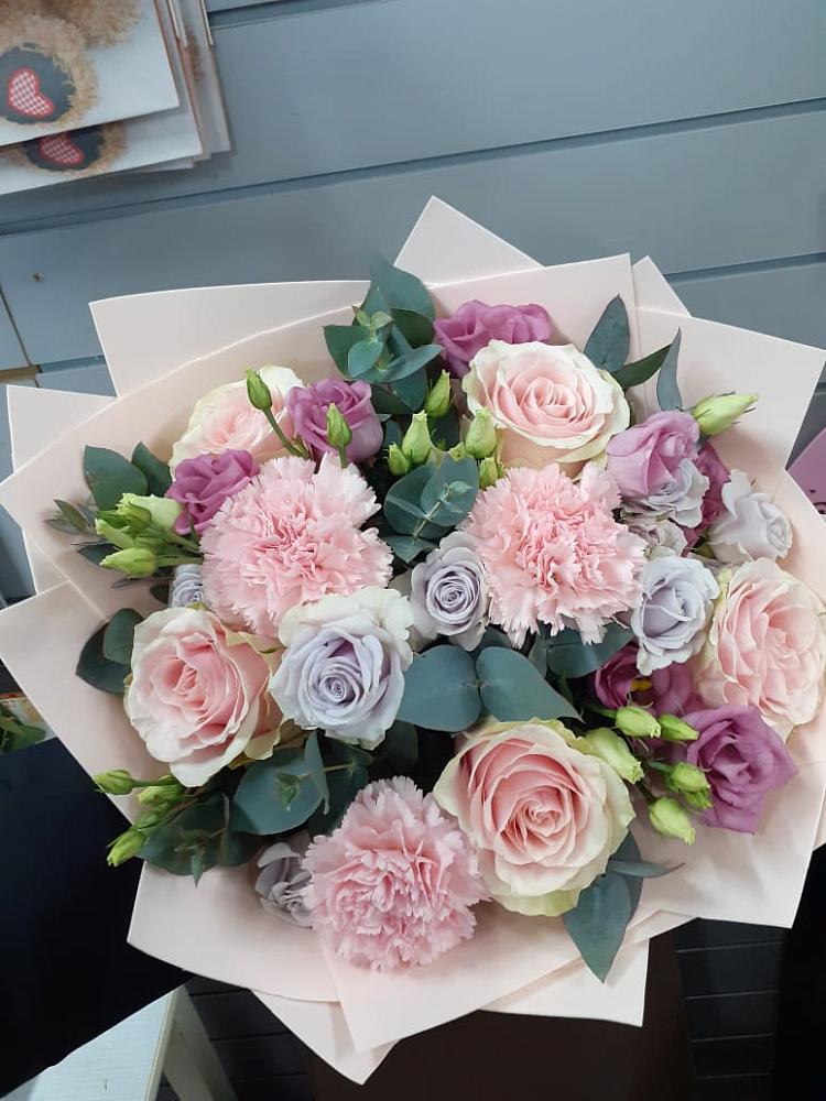 Букет цветов из: Розы, Гвоздики и Лизиантусы в Быкогорке